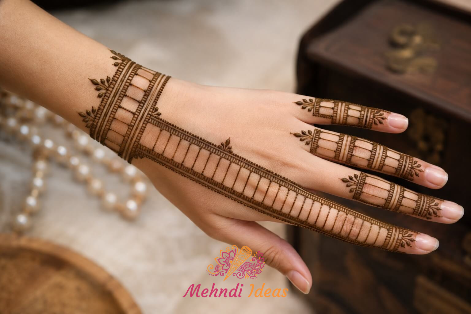 नेगेटिव स्पेस लैडर फिंगर मेहंदी डिज़ाइन