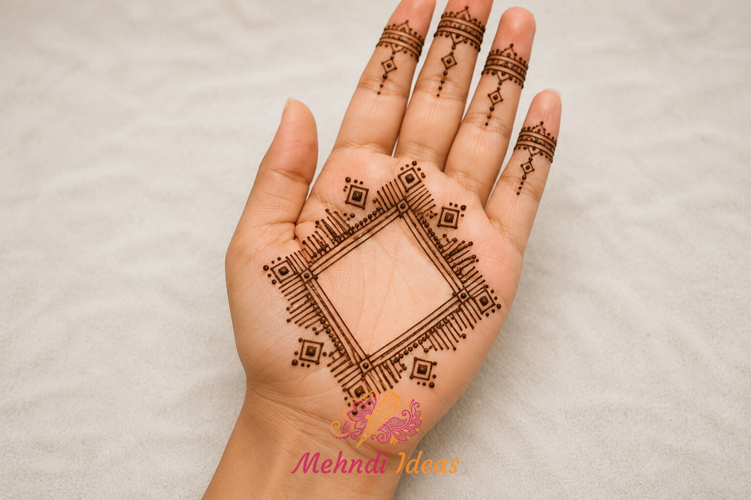 मॉडर्न जियोमेट्रिक डिटेलिंग और साफ़-सुथरे ओपन लेआउट के साथ हाथ के अगले हिस्से पर नेगेटिव स्पेस लाइनवर्क वाला नया मेहंदी डिज़ाइन