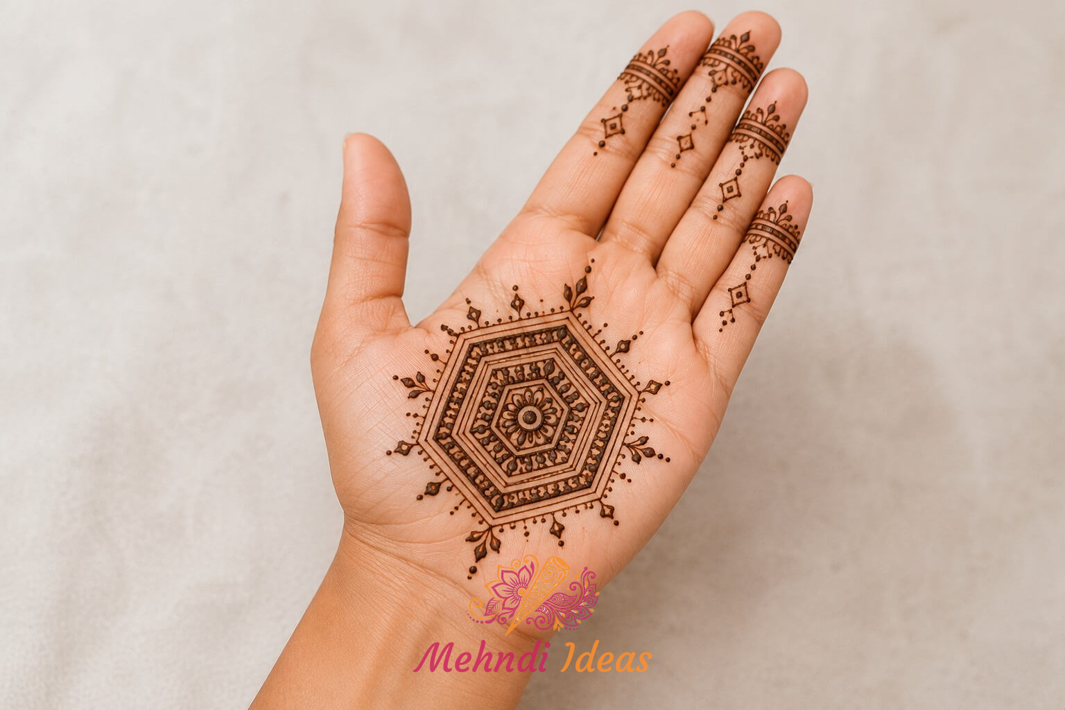 साफ़ जियोमेट्रिक लेआउट और संतुलित नेगेटिव स्पेस के साथ, हथेली के सामने के हिस्से पर मिनिमल जियोमेट्री वाली नई मेहंदी डिज़ाइन