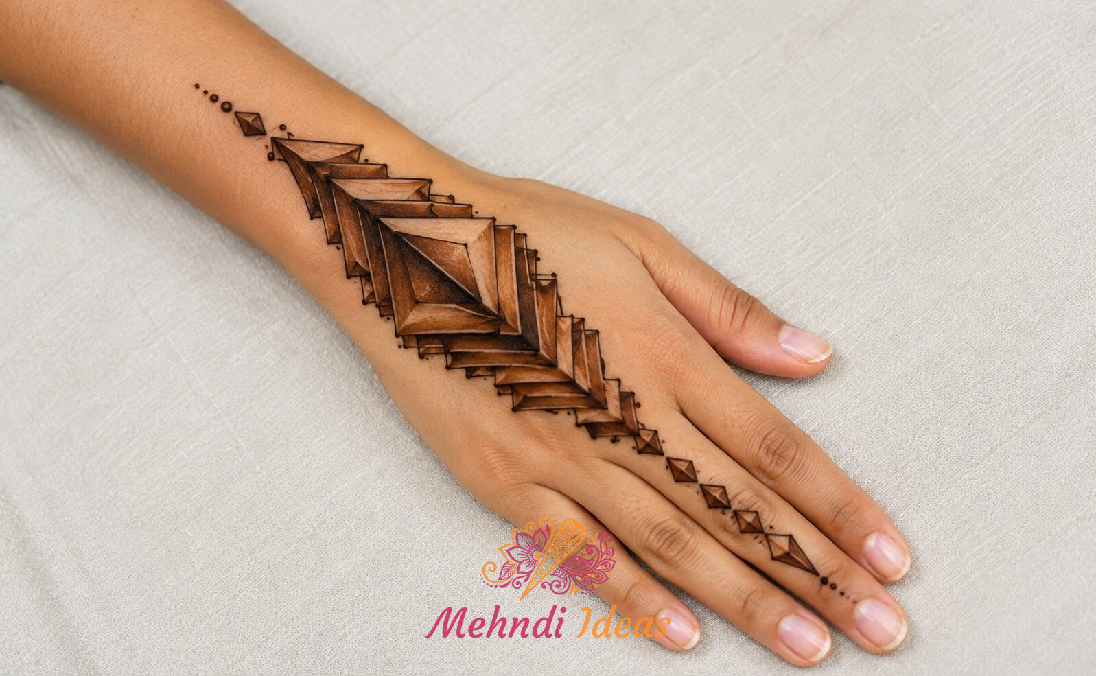 हाथ के पिछले हिस्से पर सस्पेंडेड डायमंड फोल्ड 3D मेहंदी डिज़ाइन, जिसमें मुड़े हुए जियोमेट्रिक पैनल हैं