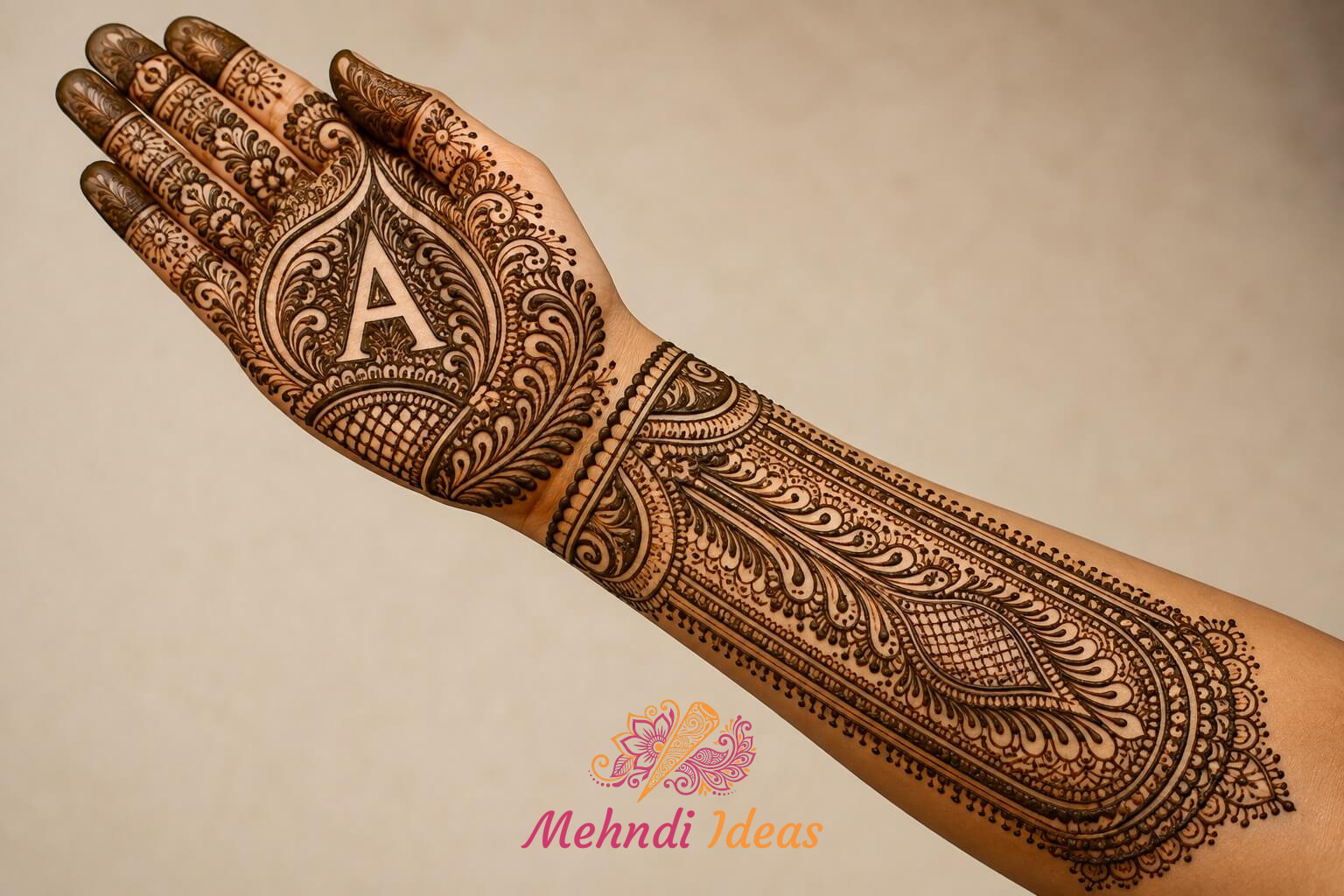 A Mehndi Design वाला मोरपंखी जाली ब्राइडल फ्रंट हैंड