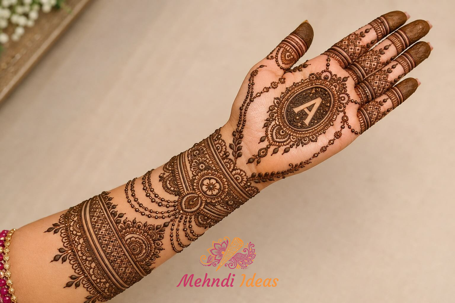 A Letter Mehndi Design वाला शाही ज्वेलरी मेडलियन ब्राइडल हाथ