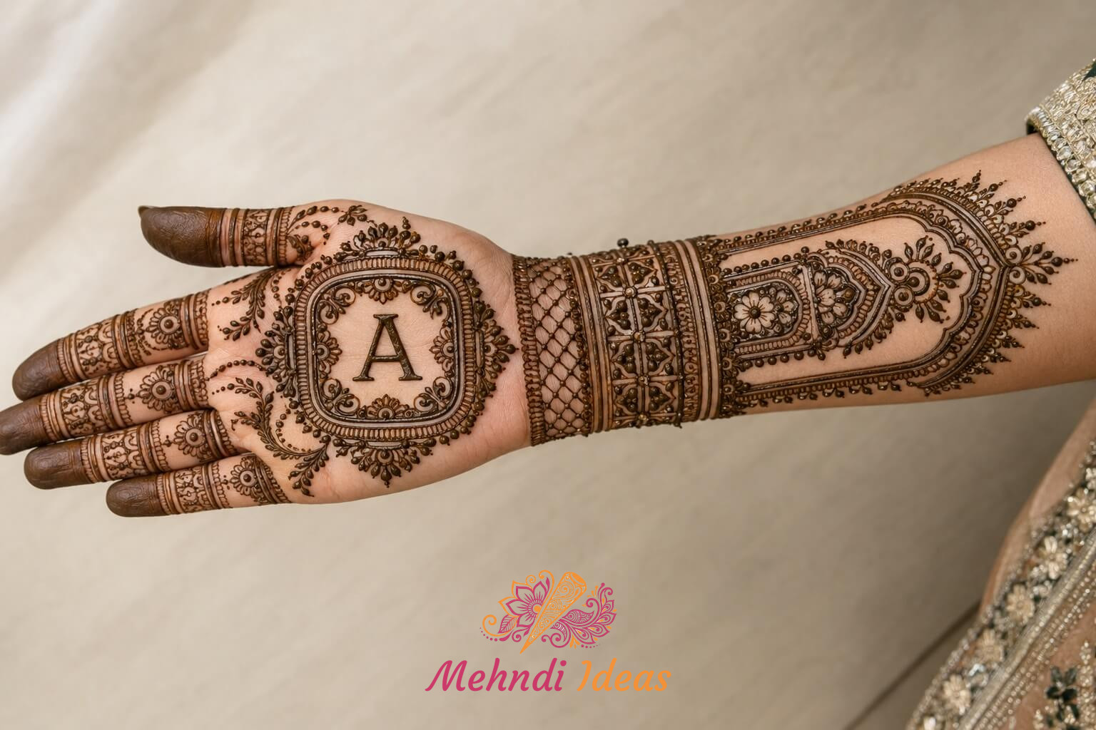 A Name Mehndi Design वाला शाही अक्षर मेडलियन ब्राइडल फ्रंट हैंड