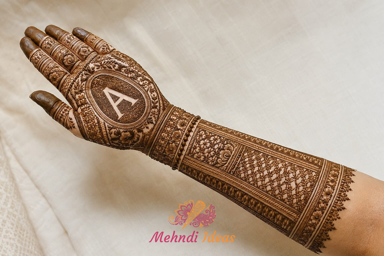 A Design Mehndi वाला शाही वस्त्र कढ़ाई ब्राइडल फ्रंट हैंड