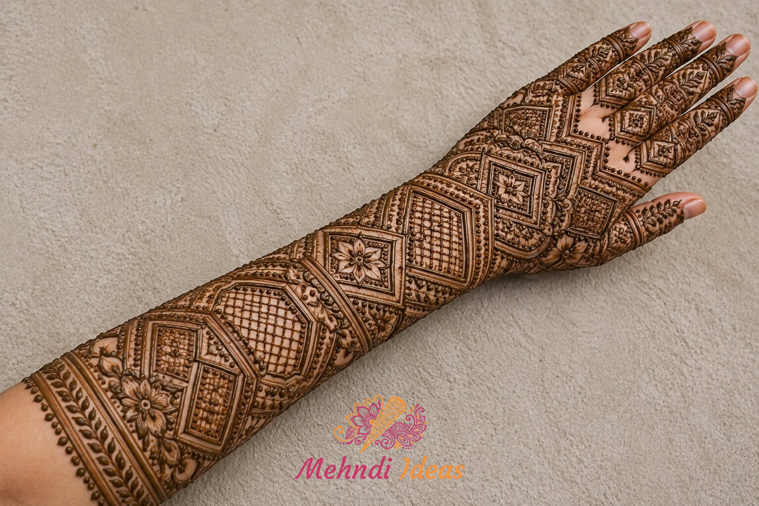 इंटरलॉकिंग प्रिज़्म कैस्केड 3D ब्राइडल बैक हैंड मेहंदी डिज़ाइन