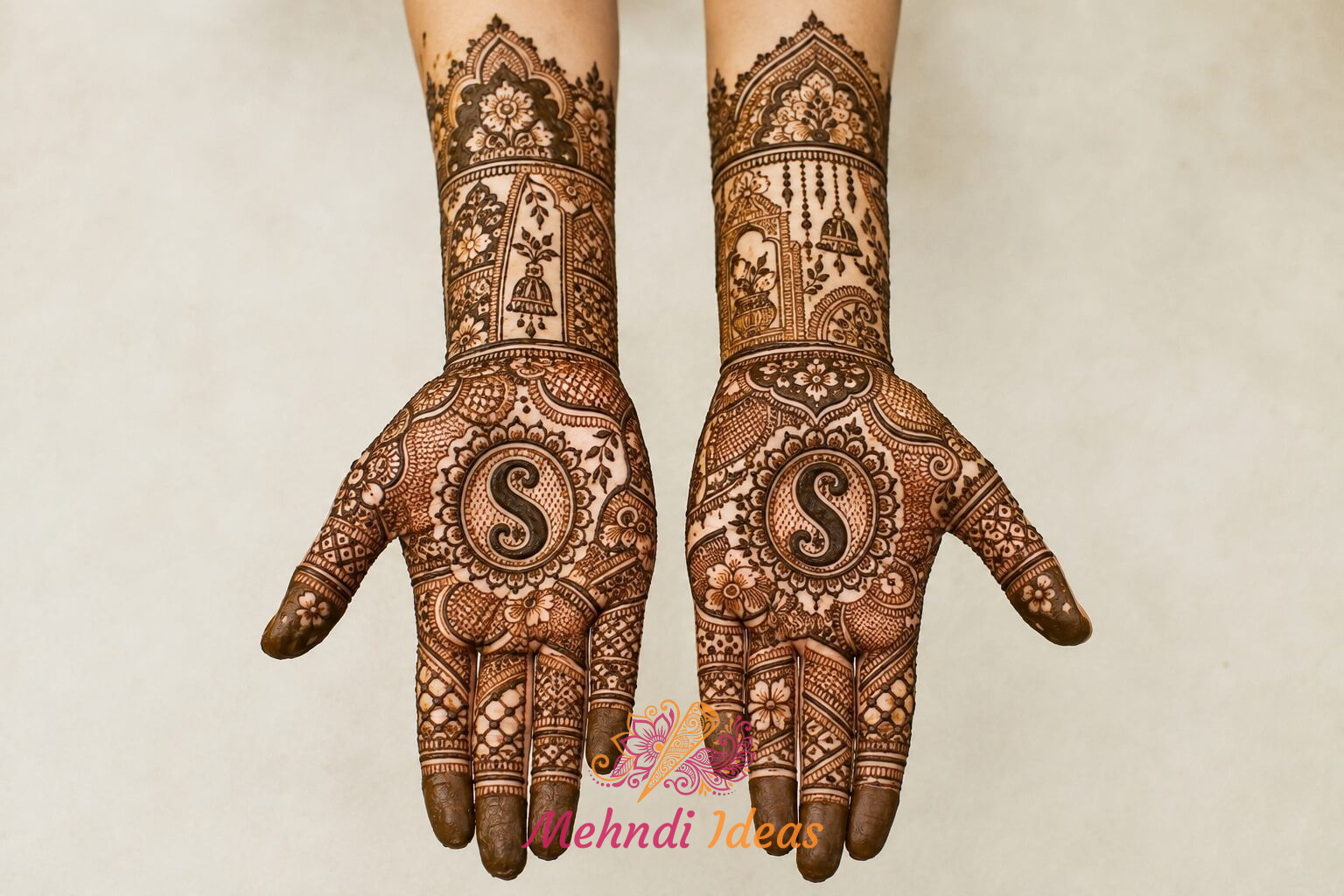 S Letter Mehndi Designs में दोनों हाथों की हथेलियों से कोहनी तक भरी ब्राइडल मेहंदी