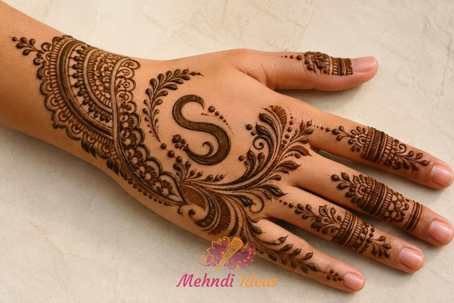  S Letter Mehndi Designs की इंडो-अरबी बैक हैंड मेहंदी