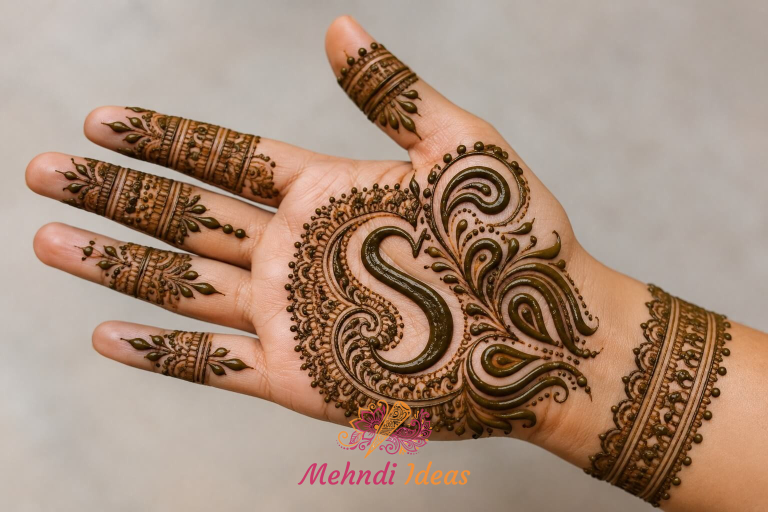S Letter Mehndi Designs की इंडो-अरबी फ्रंट हैंड मेहंदी