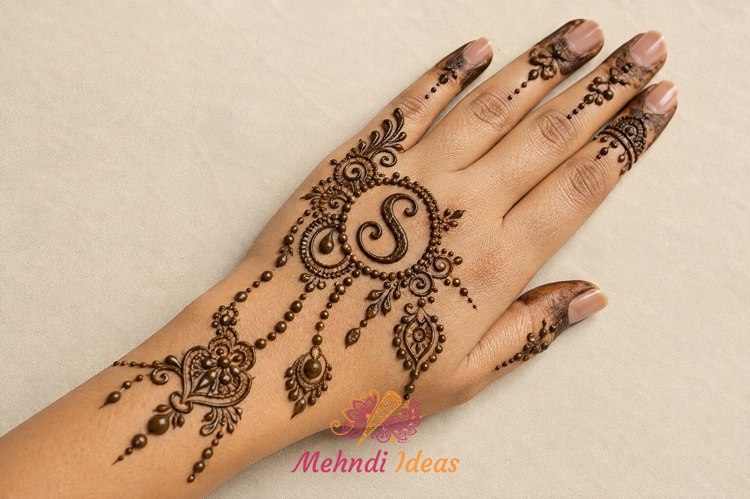 S Letter Mehndi Designs की आभूषण प्रेरित बैक हैंड मेहंदी