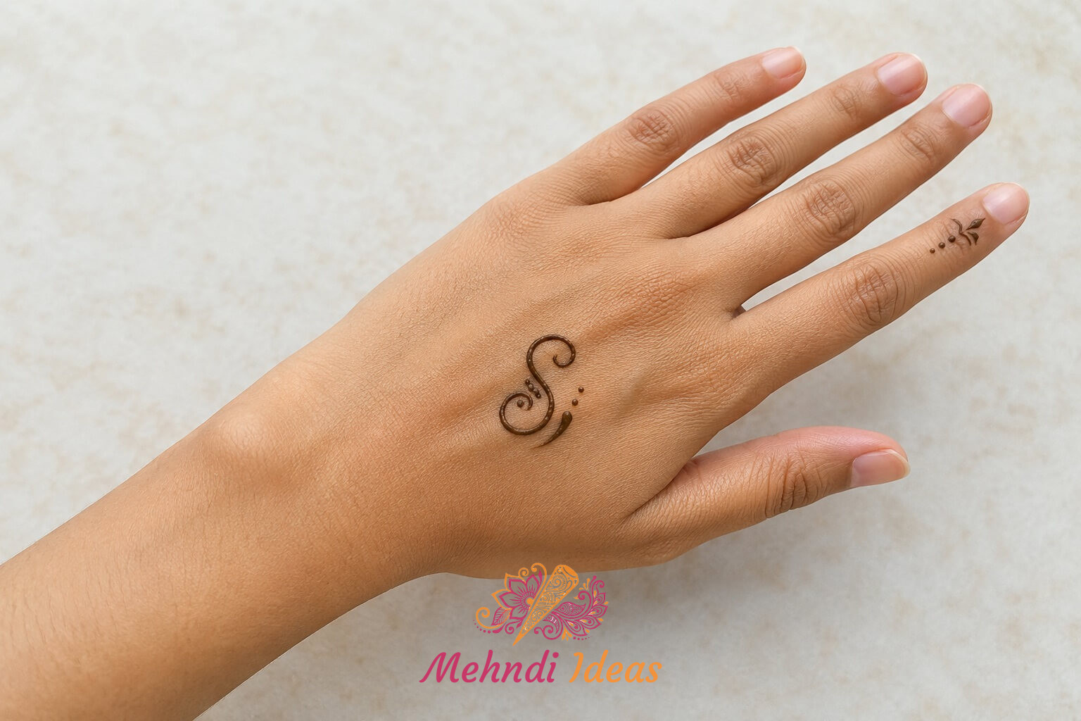 S Letter Mehndi Designs की मिनिमल बैक हैंड मेहंदी
