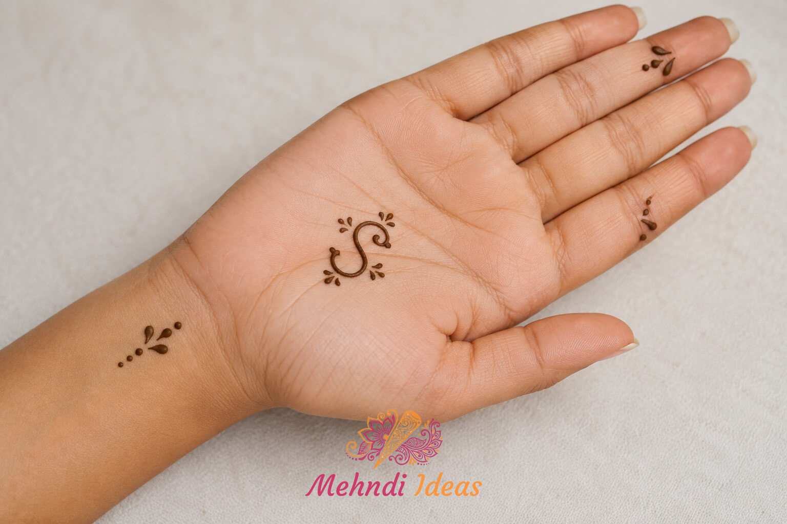 S Letter Mehndi Designs की हल्की मिनिमल फ्रंट हैंड मेहंदी