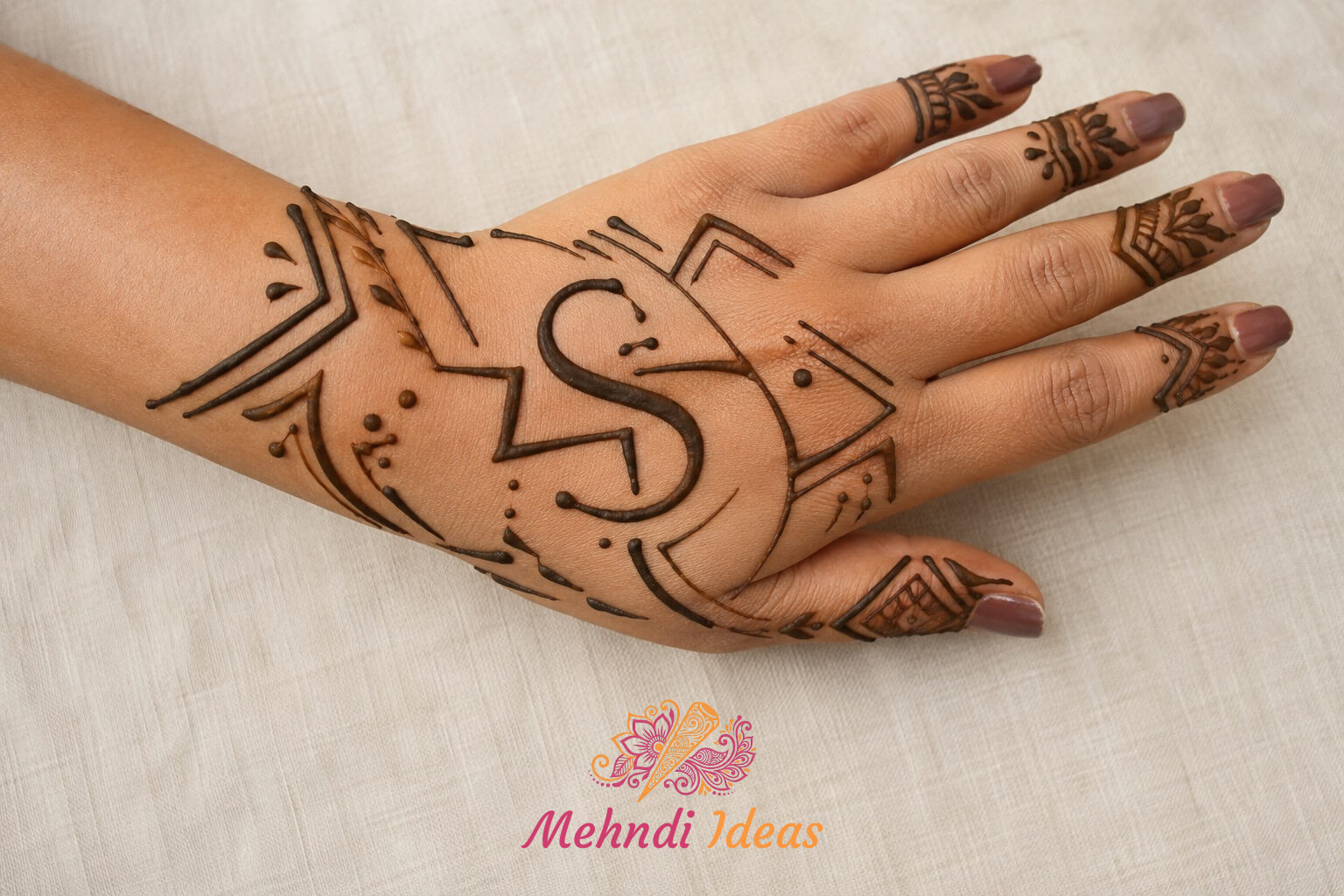 S Letter Mehndi Designs की आधुनिक बैक हैंड मेहंदी