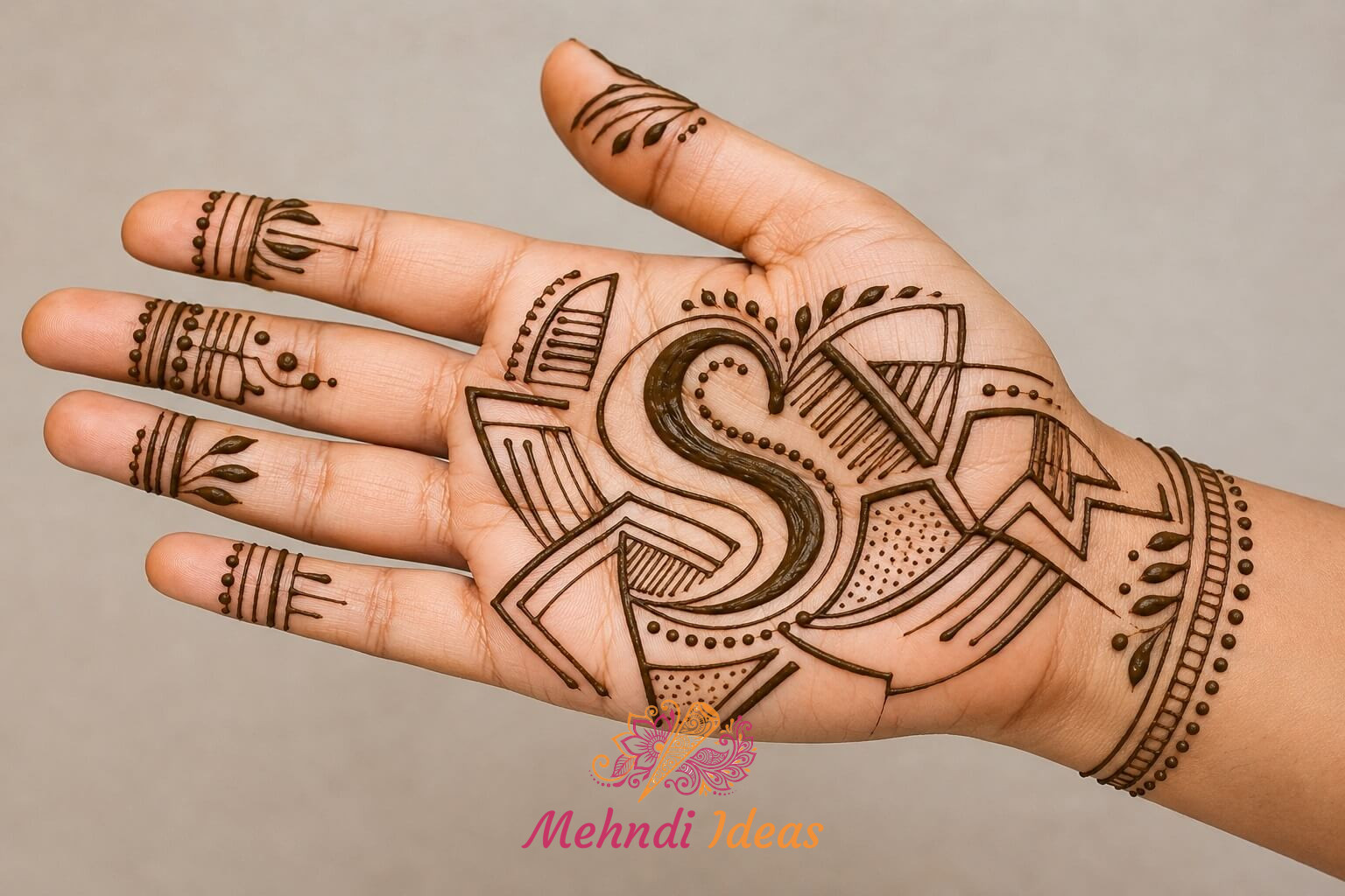 S Letter Mehndi Designs की आधुनिक फ्रंट हैंड मेहंदी
