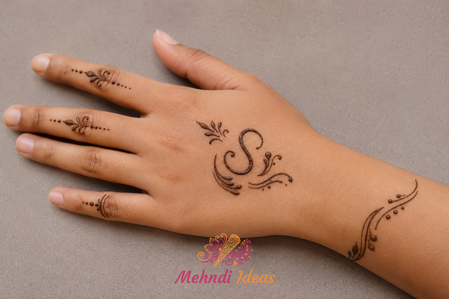 S Letter Mehndi Designs की व्यक्तिगत बैक हैंड मोनोग्राम मेहंदी