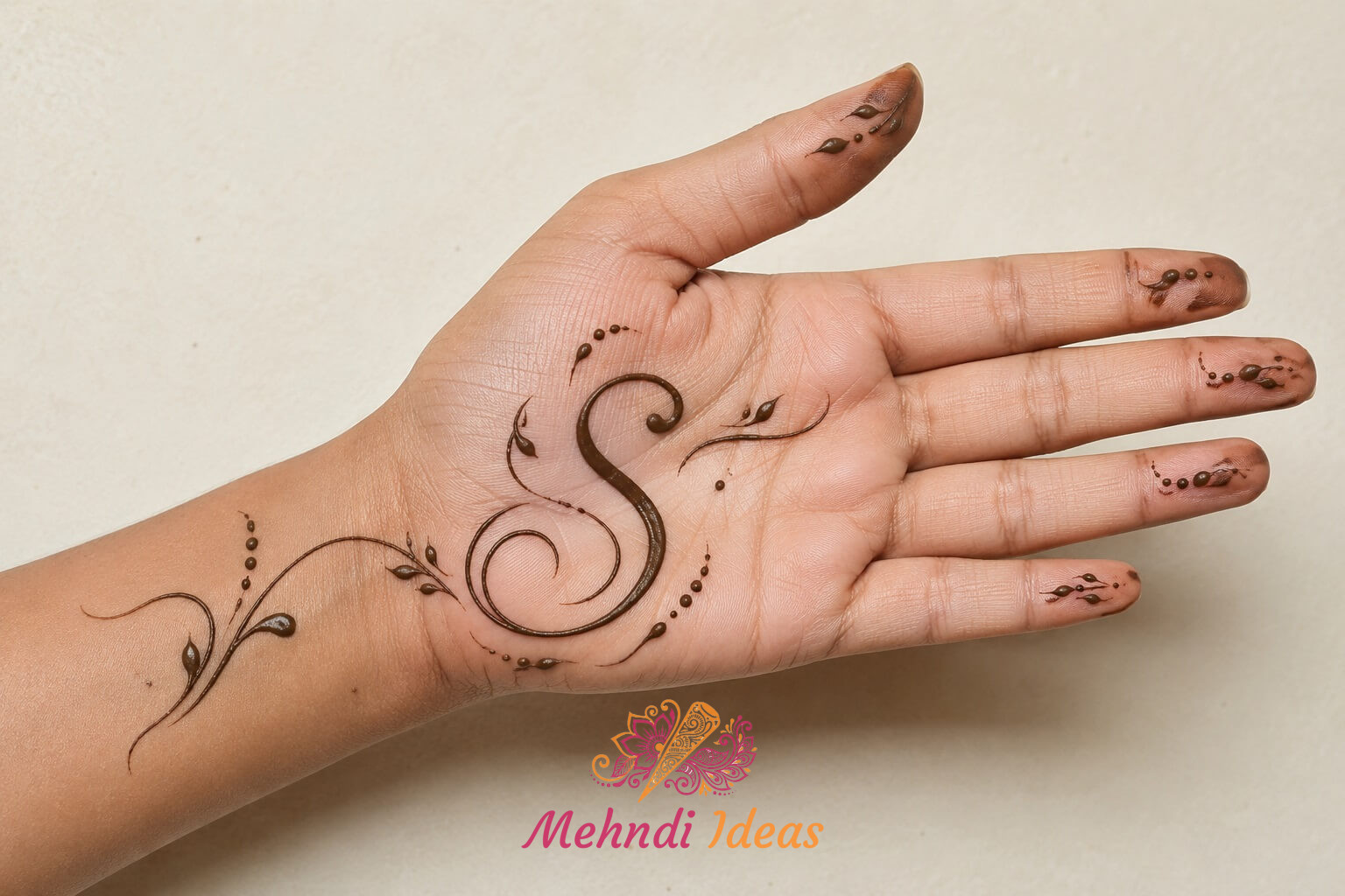 S Letter Mehndi Designs की व्यक्तिगत हस्तलिखित फ्रंट हैंड मेहंदी