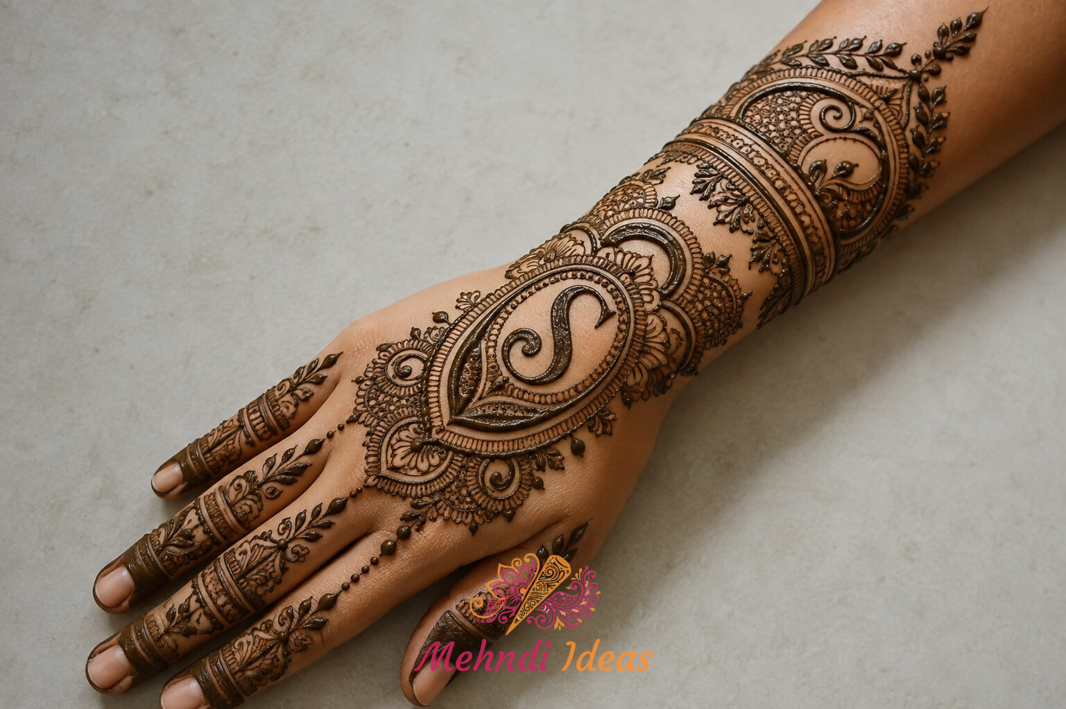 S Letter Mehndi Designs की रॉयल बैक हैंड और फोरआर्म मेहंदी