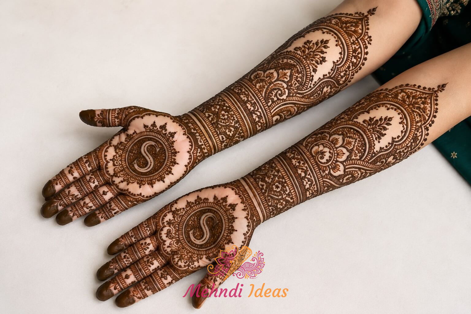 S Letter Mehndi Designs की रॉयल फ्रंट हैंड और फोरआर्म मेहंदी