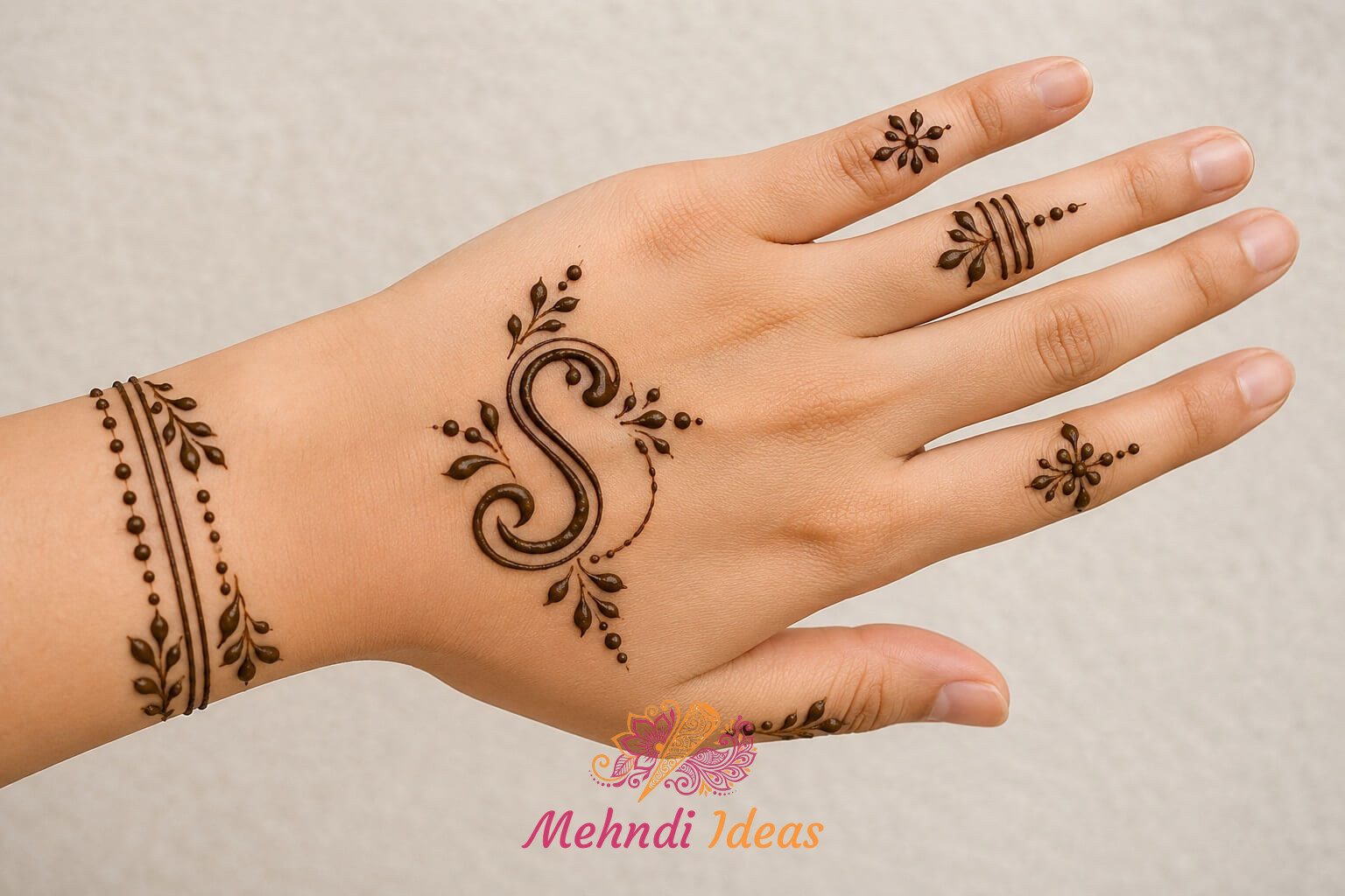 S Letter Mehndi Designs में आसान सेमी-फिल्ड बैक हैंड मेहंदी