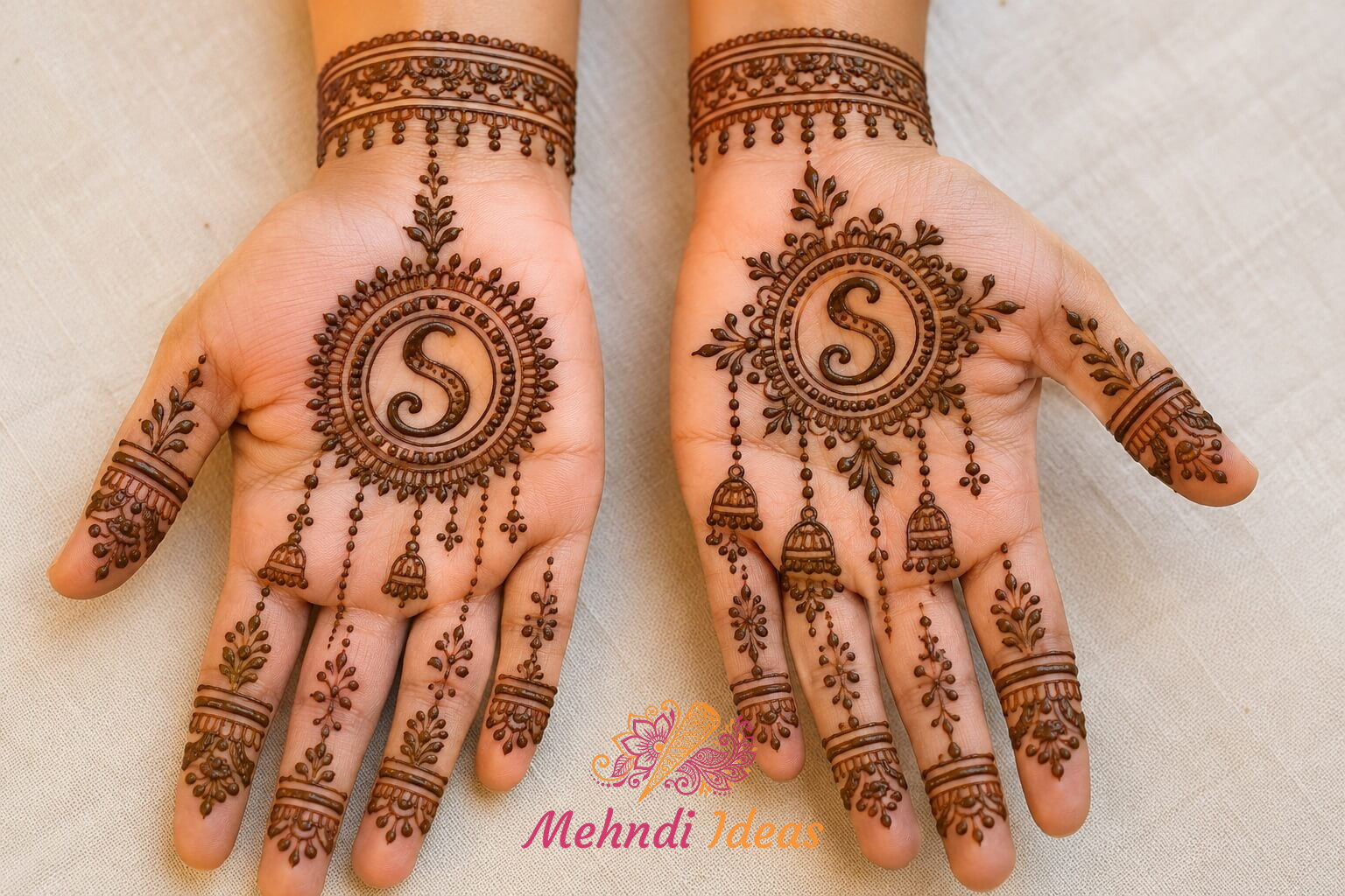 S Letter Mehndi Designs की पारंपरिक भारतीय फ्रंट हैंड मेहंदी